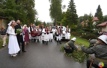 Tradycyjne wesele w klimacie lat 50-tych (7)