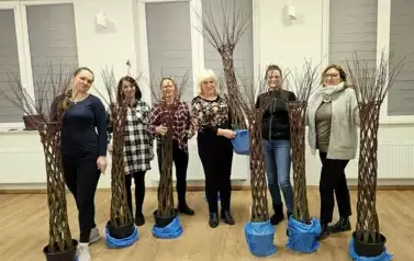 Wyplatanie drzewek z wikliny Czerteż 2025 (23)