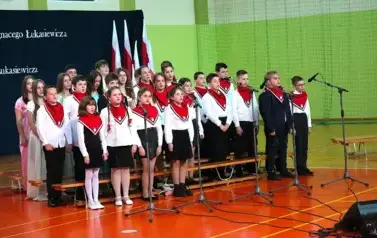 WIECZORNICA PATRIOTYCZNA-SP STRACHOCINA 2025r (84)