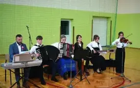 WIECZORNICA PATRIOTYCZNA-SP STRACHOCINA 2025r (77)