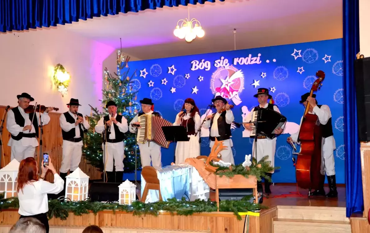 Zdjęcie do B&Oacute;G SIĘ RODZI MOC TRUCHLEJE